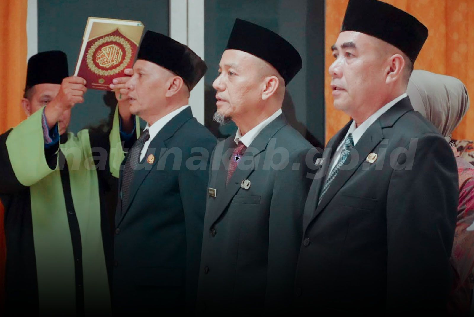 Pengambilan sumpah jabatan Pejabat Pimpinan Tinggi Pratama dengan khidmat disaksikan rohaniawan dan saksi pelantikan.