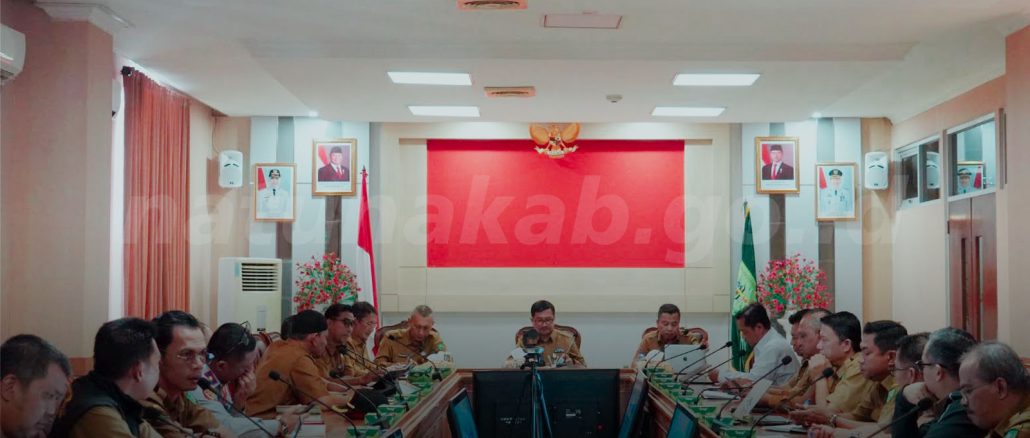Pjs. Bupati Natuna memimpin rapat koordinasi percepatan ekonomi di Ruang Rapat Kantor Bupati Natuna pada 6 Oktober 2026.