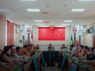 Pjs. Bupati Natuna memimpin rapat koordinasi percepatan ekonomi di Ruang Rapat Kantor Bupati Natuna pada 6 Oktober 2026.