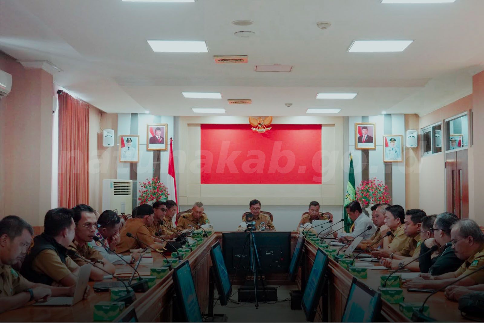 Pjs. Bupati Natuna memimpin rapat koordinasi percepatan ekonomi di Ruang Rapat Kantor Bupati Natuna pada 6 Oktober 2026.