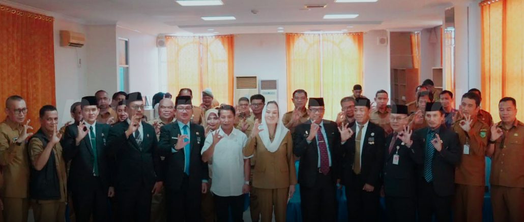 Pjs. Bupati Natuna menyematkan tanda jabatan kepada pejabat pimpinan tinggi pratama yang dilantik pada 5 Oktober 2026.