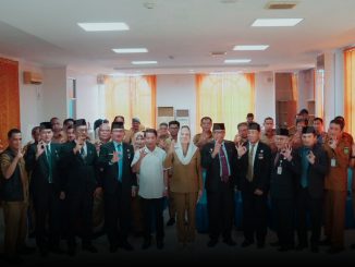 Pjs. Bupati Natuna menyematkan tanda jabatan kepada pejabat pimpinan tinggi pratama yang dilantik pada 5 Oktober 2026.