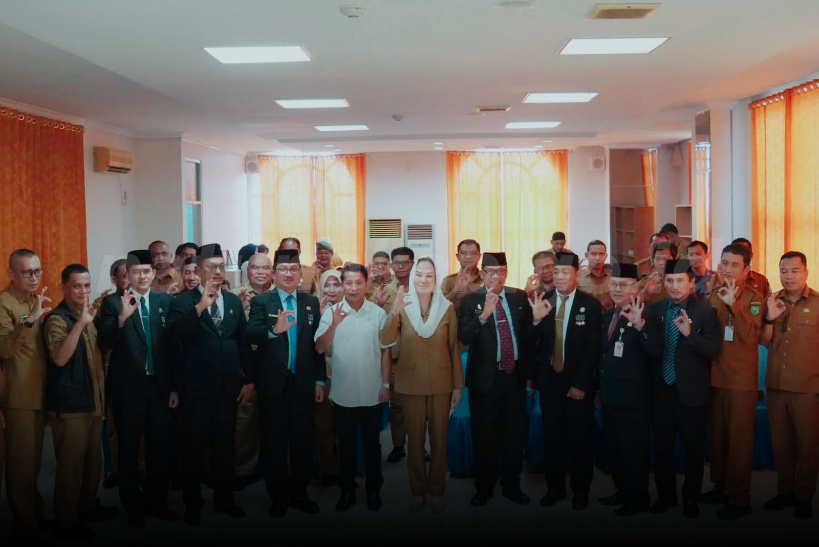 Pjs. Bupati Natuna menyematkan tanda jabatan kepada pejabat pimpinan tinggi pratama yang dilantik pada 5 Oktober 2026.