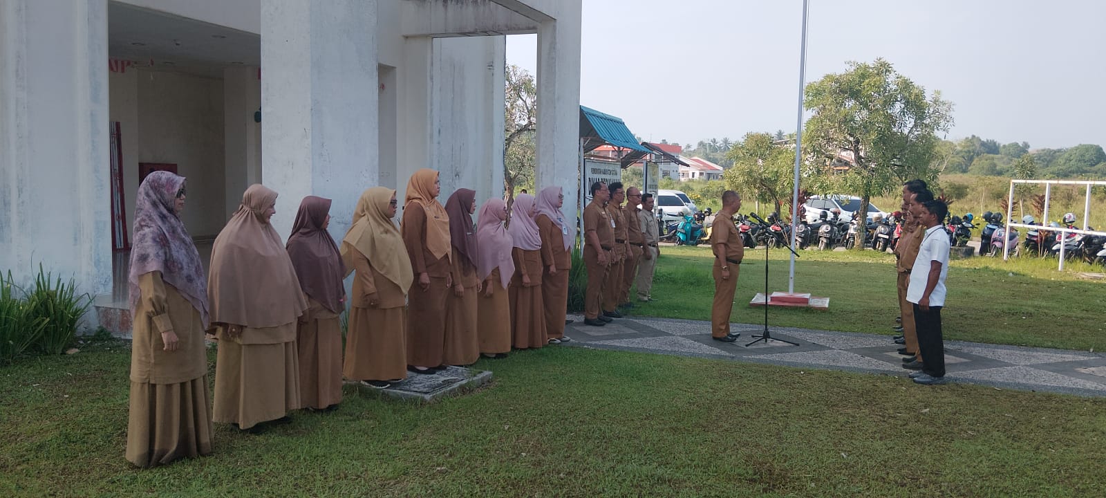 Pegawai mengikuti apel pagi Dinas Perikanan Kabupaten Natuna pada 5 Oktober 2026.